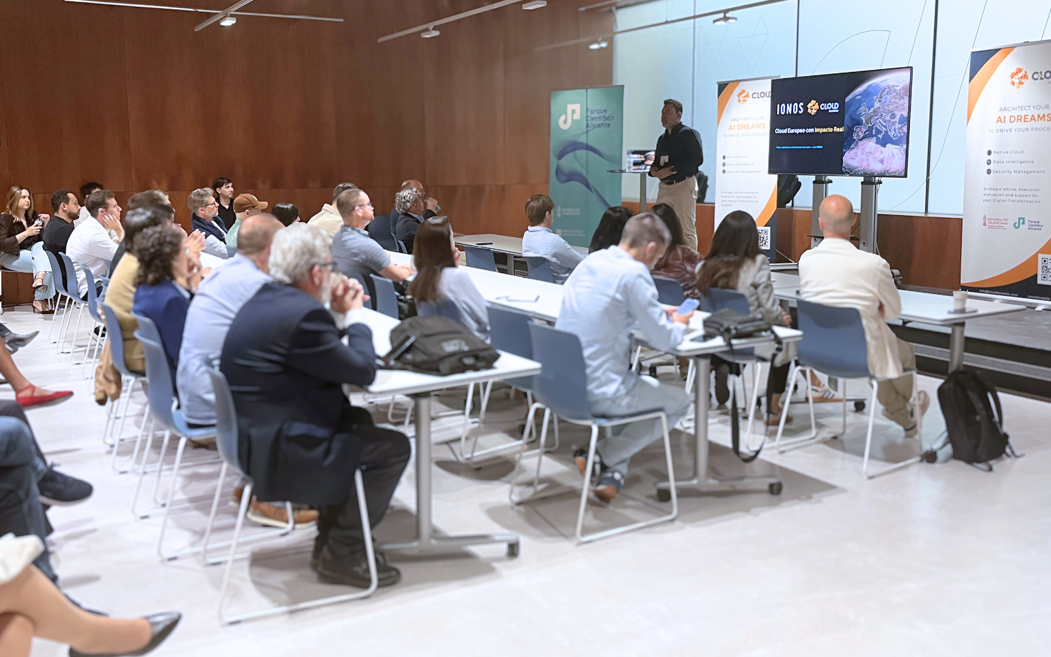 Victor Adsuar, CEO of Cloud Levante, presenting on cybersecurity