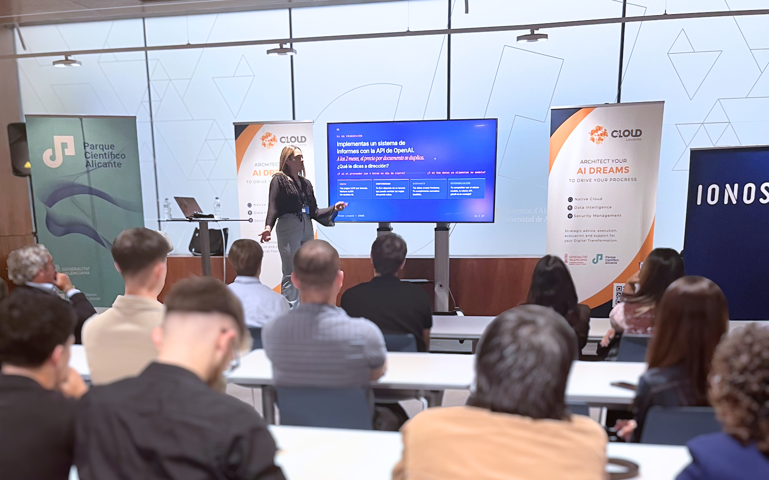Celia Cabello, AI Engineer at Cloud Levante, presenting on Artificial Intelligence