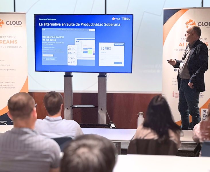 Héctor Broseta from IONOS Cloud presenting at the event